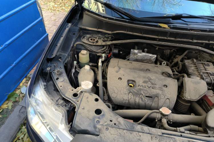 Used Mitsubishi 2010 Kinhui 2.4 Fashion Edition Engine Bay Right