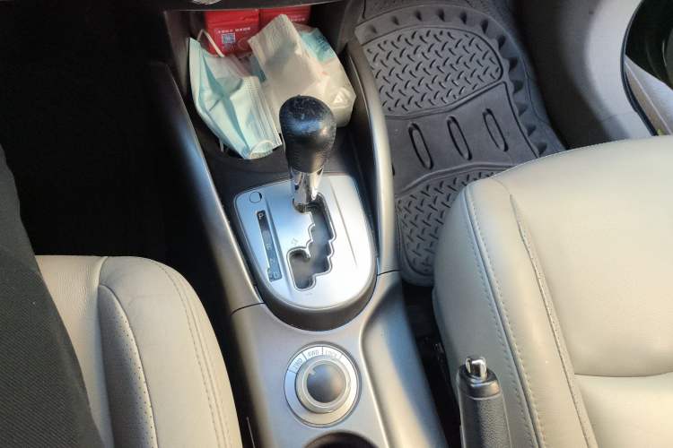 Used Mitsubishi 2010 Kinhui 2.4 Fashion Edition Gear Lever