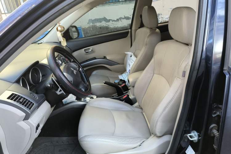 Used Mitsubishi 2010 Kinhui 2.4 Fashion Edition Left Front Seat