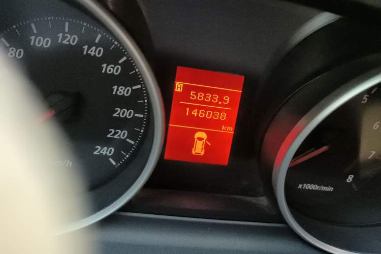 Used Mitsubishi 2010 Kinhui 2.4 Fashion Edition Odometer Close Up