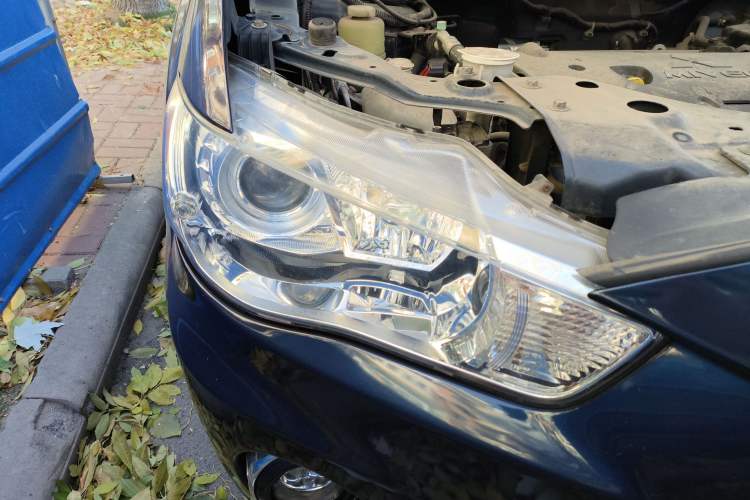 Used Mitsubishi 2010 Kinhui 2.4 Fashion Edition Right Front Headlight