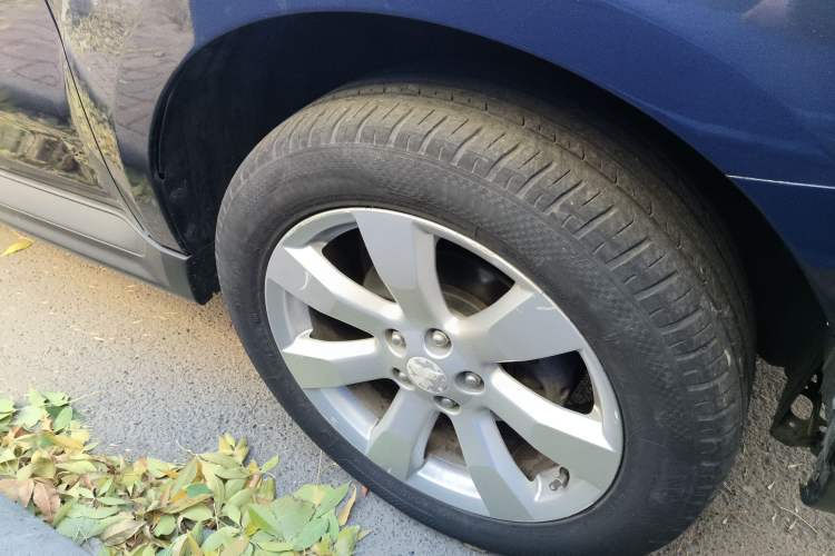 Used Mitsubishi 2010 Kinhui 2.4 Fashion Edition Right Front Wheel Hub