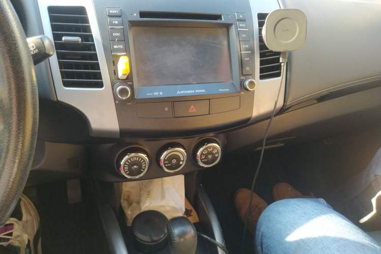 Used Mitsubishi 2012 Kicks 2.4 Fashion Navigation Edition Audio And AC Panel