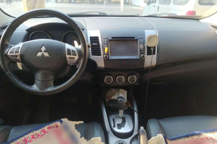 Used Mitsubishi 2012 Kicks 2.4 Fashion Navigation Edition Center Console
