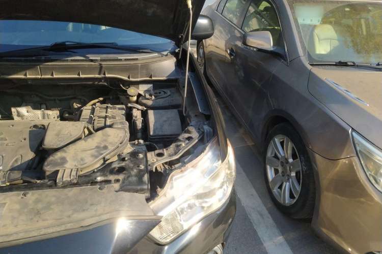 Used Mitsubishi 2012 Kicks 2.4 Fashion Navigation Edition Engine Bay Left