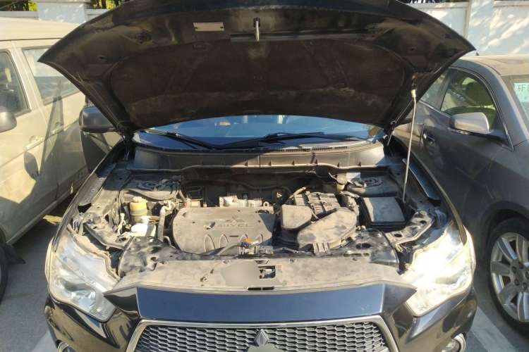 Used Mitsubishi 2012 Kicks 2.4 Fashion Navigation Edition Engine Bay