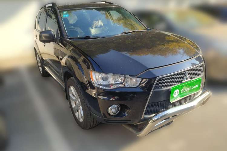 Used Mitsubishi 2012 Kicks 2.4 Fashion Navigation Edition Front Right 45 Deg