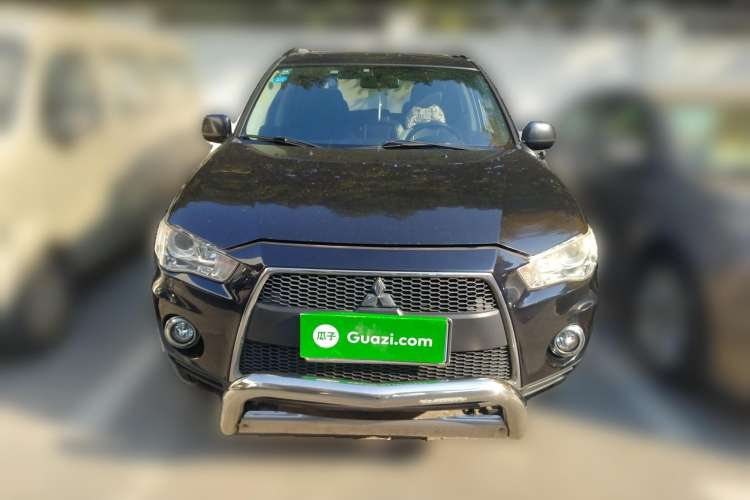 Used Mitsubishi 2012 Kicks 2.4 Fashion Navigation Edition Front