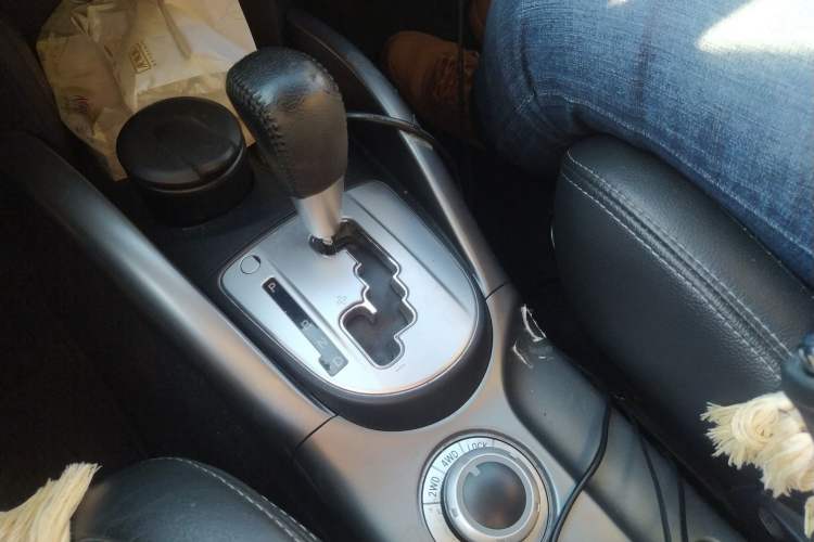 Used Mitsubishi 2012 Kicks 2.4 Fashion Navigation Edition Gear Lever