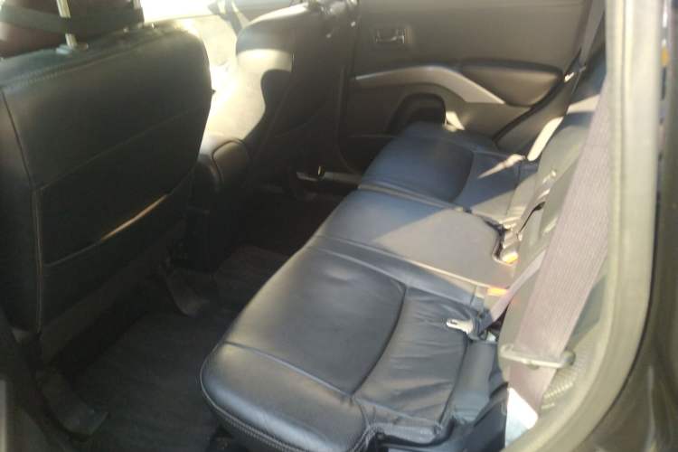 Used Mitsubishi 2012 Kicks 2.4 Fashion Navigation Edition Left Rear Seat