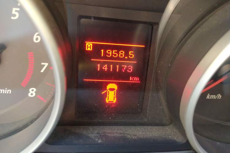 Used Mitsubishi 2012 Kicks 2.4 Fashion Navigation Edition Odometer Close Up