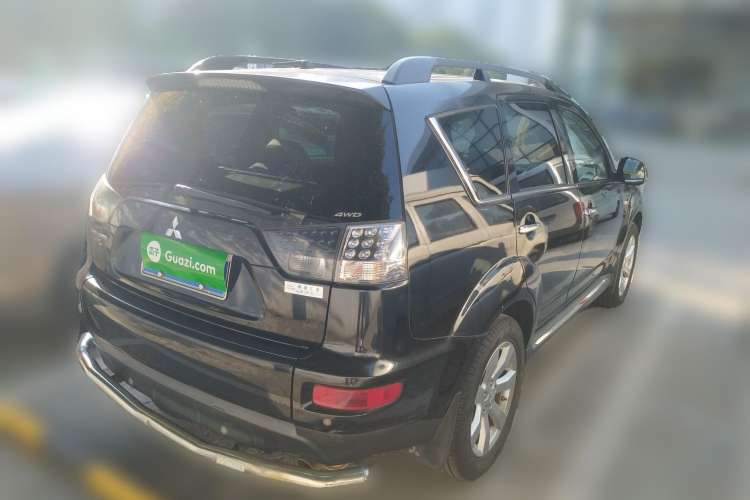 Used Mitsubishi 2012 Kicks 2.4 Fashion Navigation Edition Rear Right 45 Deg