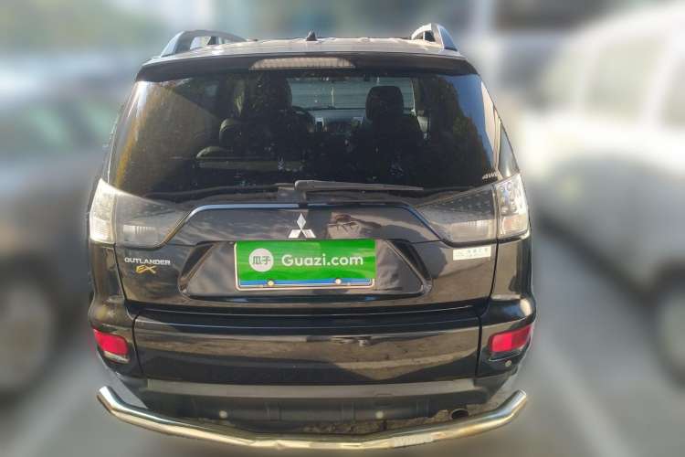 Used Mitsubishi 2012 Kicks 2.4 Fashion Navigation Edition Rear