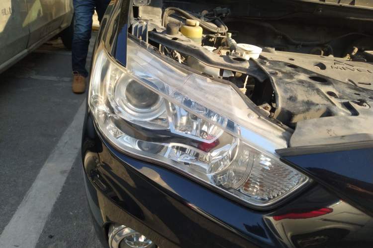 Used Mitsubishi 2012 Kicks 2.4 Fashion Navigation Edition Right Front Headlight
