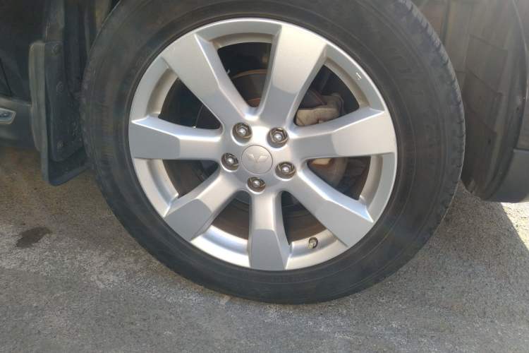 Used Mitsubishi 2012 Kicks 2.4 Fashion Navigation Edition Right Front Wheel Hub