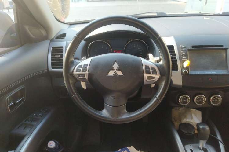 Used Mitsubishi 2012 Kicks 2.4 Fashion Navigation Edition Steering Wheel