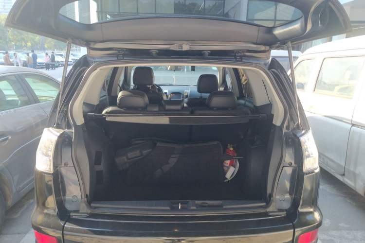 Used Mitsubishi 2012 Kicks 2.4 Fashion Navigation Edition Trunk