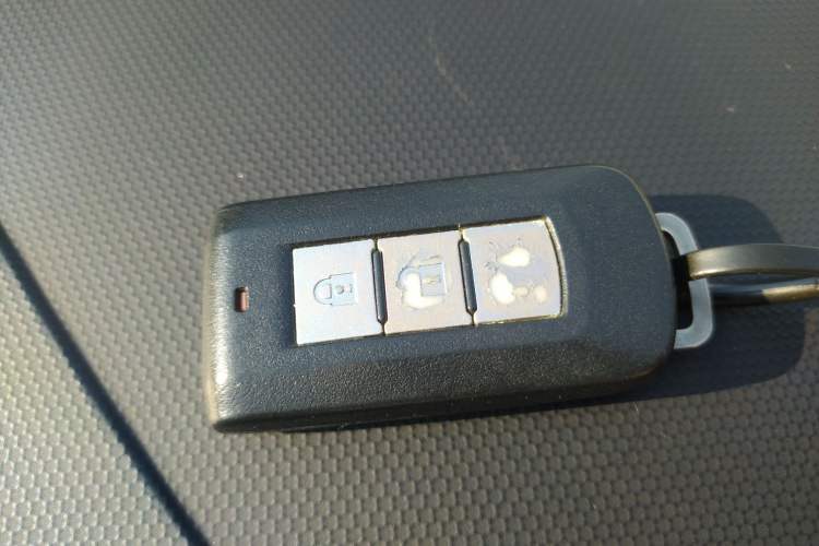 Used Mitsubishi 2012 Kicks 2.4 Fashion Navigation Edition Vehicle Key