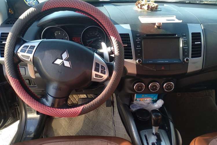 Used Mitsubishi 2012 Kicks 2.0 Sport Navigation Edition Center Console