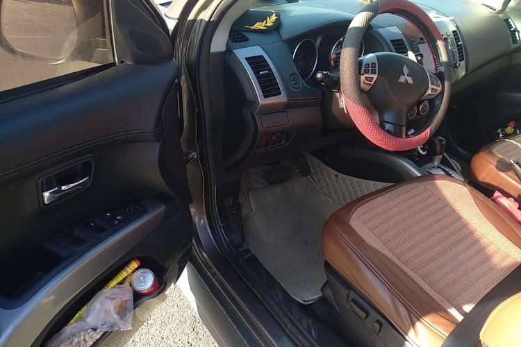 Used Mitsubishi 2012 Kicks 2.0 Sport Navigation Edition Driver Seat
