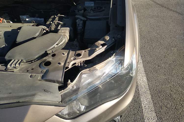 Used Mitsubishi 2012 Kicks 2.0 Sport Navigation Edition Engine Bay Left