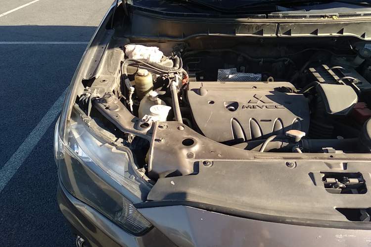 Used Mitsubishi 2012 Kicks 2.0 Sport Navigation Edition Engine Bay Right