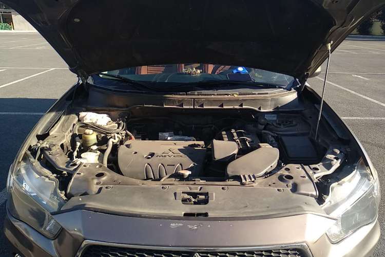Used Mitsubishi 2012 Kicks 2.0 Sport Navigation Edition Engine Bay