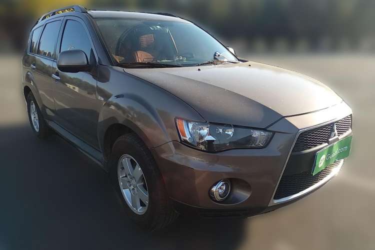 Used Mitsubishi 2012 Kicks 2.0 Sport Navigation Edition Front Right 45 Deg