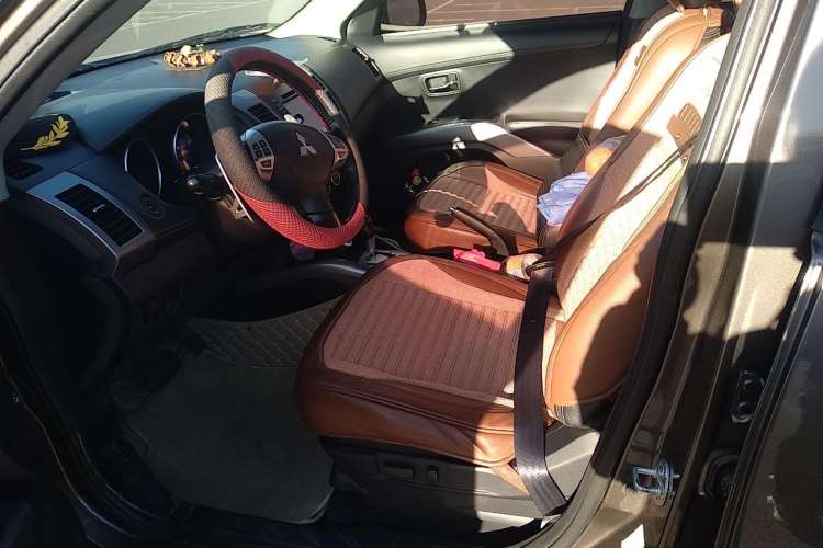 Used Mitsubishi 2012 Kicks 2.0 Sport Navigation Edition Left Front Seat