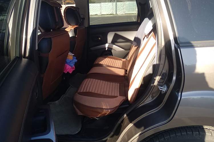 Used Mitsubishi 2012 Kicks 2.0 Sport Navigation Edition Left Rear Seat