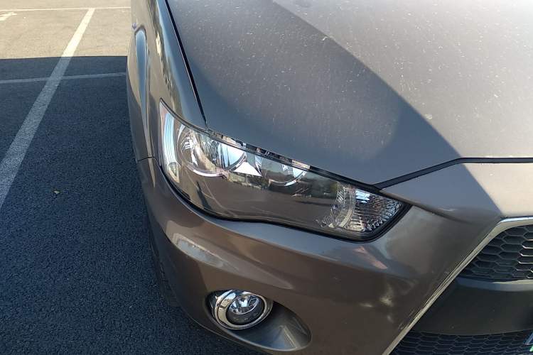 Used Mitsubishi 2012 Kicks 2.0 Sport Navigation Edition Right Front Headlight
