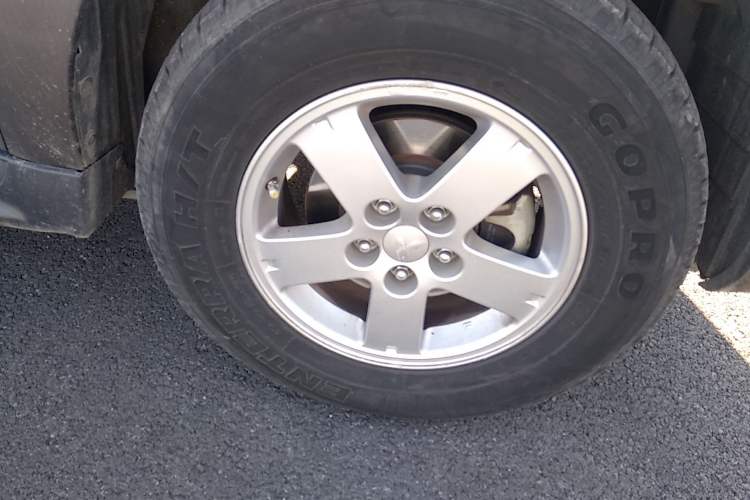 Used Mitsubishi 2012 Kicks 2.0 Sport Navigation Edition Right Front Wheel Hub