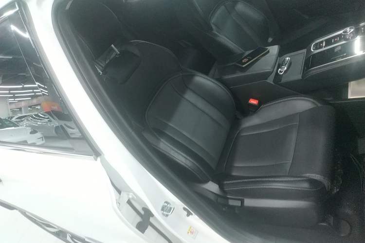 Used Mitsubishi AIRTREK 2022 Pioneer Edition Right Front Seat