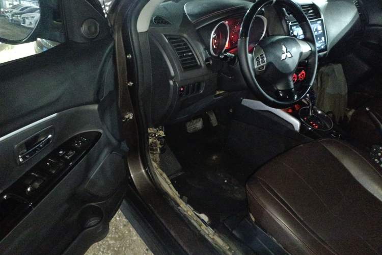 Used Mitsubishi ASX 2013 2.0L CVT Two-Wheel Drive Elite Edition Driver Seat