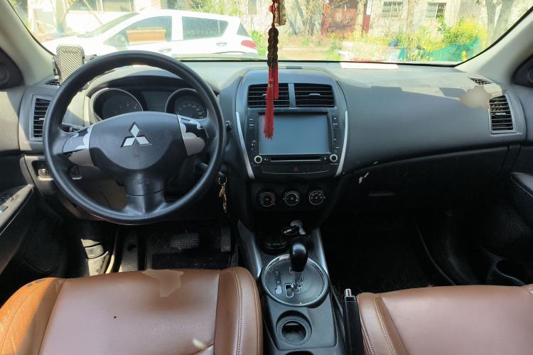Used Mitsubishi ASX 2011 2.0 Front-Wheel-Drive Xuan Yue Version Center Console