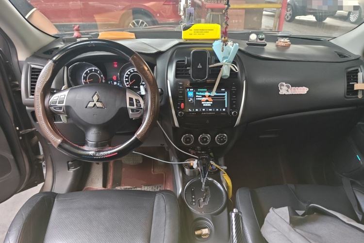 Used Mitsubishi ASX 2011 2.0 L Two-Wheel Drive XuanYi Version Center Console