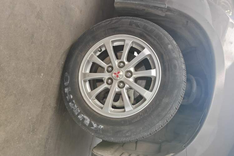 Used Mitsubishi ASX 2011 2.0 L Two-Wheel Drive XuanYi Version Right Front Wheel Hub