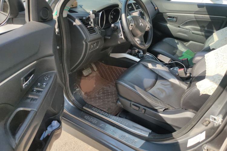 Used Mitsubishi ASX 2011 2.0 4x4 Sporty Cool Edition Interior 3