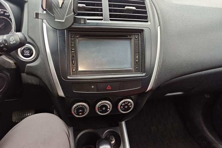 Used Mitsubishi ASX 2011 2.0 4x4 JingShang Edition Audio And AC Panel