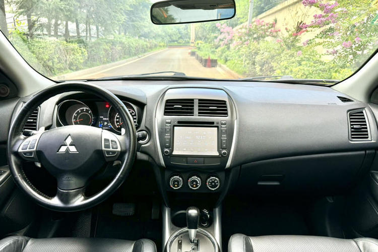 Used Mitsubishi ASX 2012 2.0 LUXURY Two-Wheel Drive with Navigation Interior 1