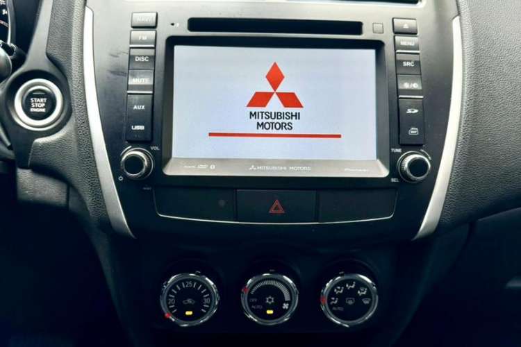 Used Mitsubishi ASX 2012 2.0 LUXURY Two-Wheel Drive with Navigation Interior 7