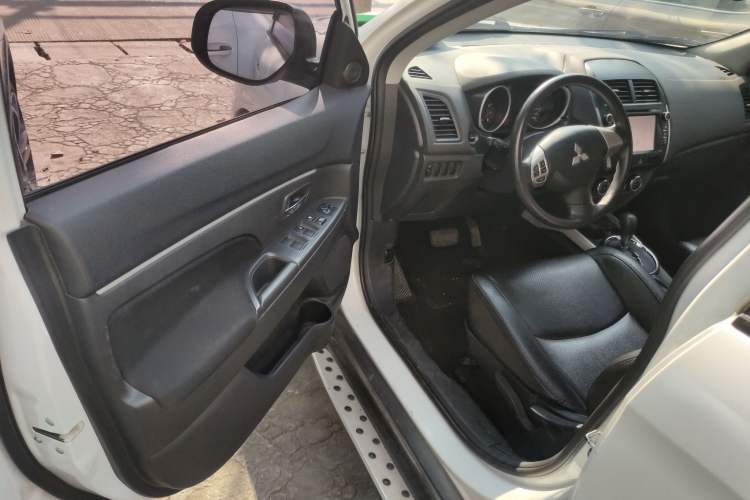 Used Mitsubishi ASX 2012 2.0 Front-Wheel-Drive Xuan Yue Navigation Edition Driver Seat