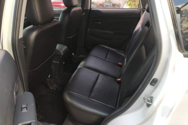 Used Mitsubishi ASX 2012 2.0 Front-Wheel-Drive Xuan Yue Navigation Edition Left Rear Seat