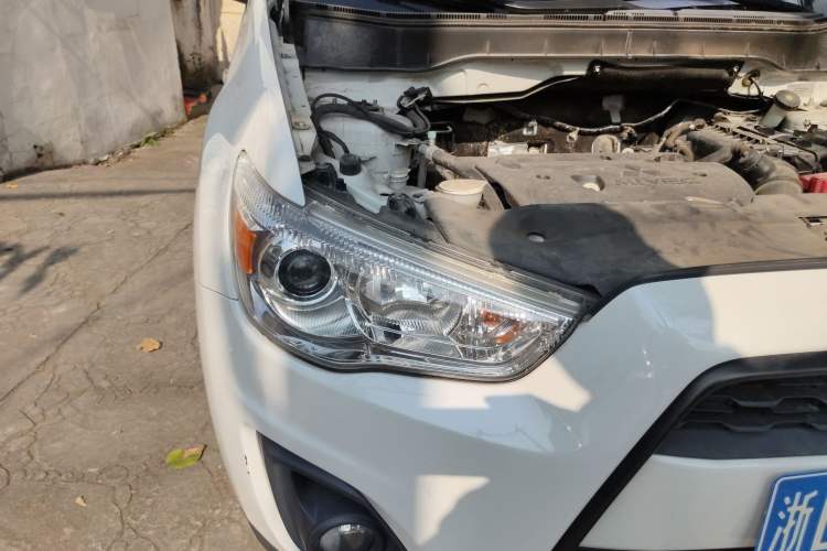 Used Mitsubishi ASX 2012 2.0 Front-Wheel-Drive Xuan Yue Navigation Edition Right Front Headlight