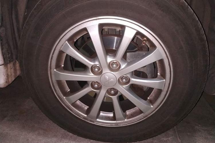 Used Mitsubishi ASX 2012 2.0 LUXURY Two-Wheel Drive with Navigation Right Front Wheel Hub