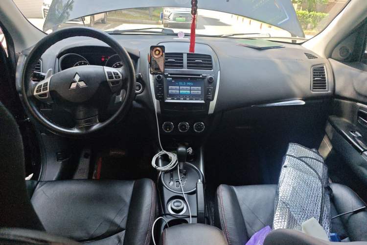 Used Mitsubishi ASX 2013 2.0L CVT Four-Wheel Drive Premium Edition Center Console