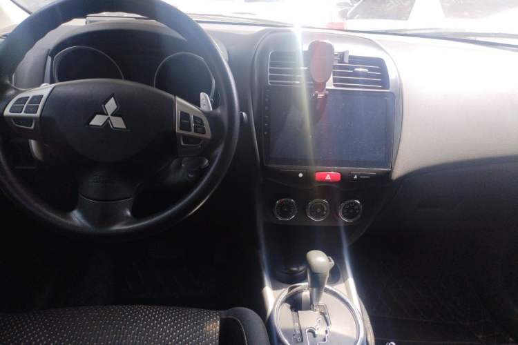 Used Mitsubishi ASX 2013 2.0L CVT Four-Wheel Drive Premium Edition Center Console