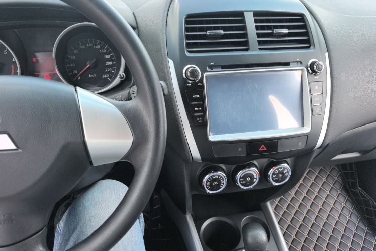 Used Mitsubishi ASX 2013 2.0L CVT Two-Wheel Drive Elite Edition Center Console