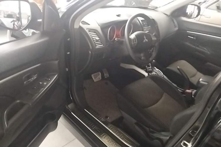 Used Mitsubishi ASX 2013 2.0L CVT Two-Wheel Drive Elite Edition Driver Seat