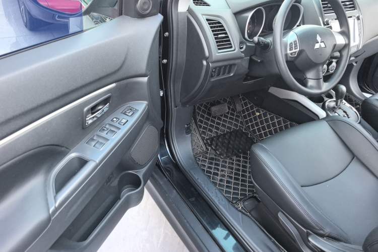 Used Mitsubishi ASX 2013 2.0L CVT Two-Wheel Drive Elite Edition Driver Seat